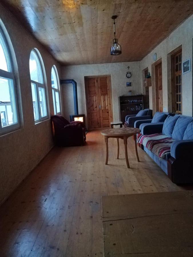 Irma Beso & Aleko Khergianis Guesthouse Mestia Buitenkant foto