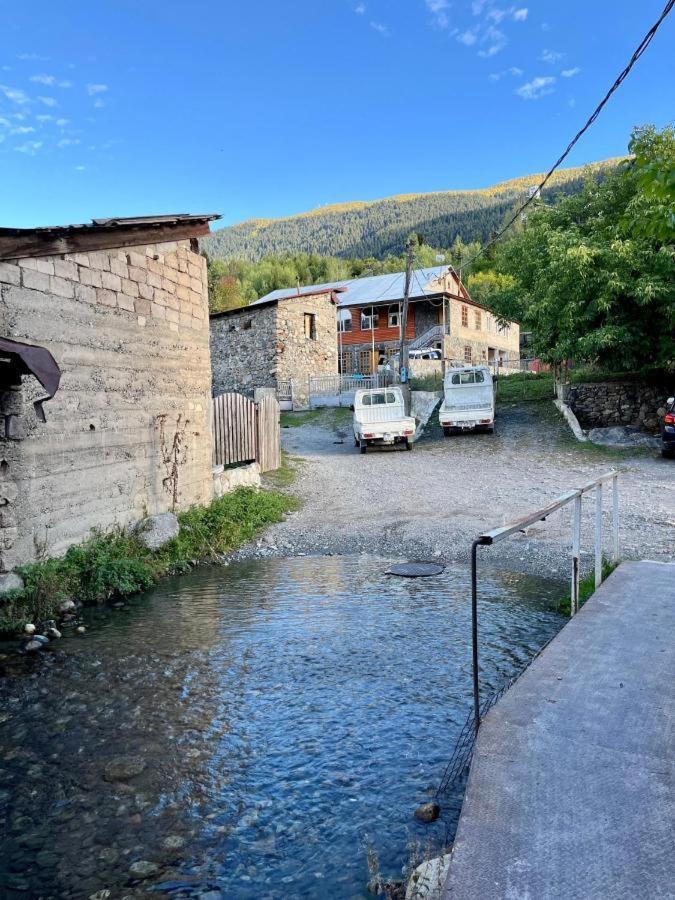 Irma Beso & Aleko Khergianis Guesthouse Mestia Buitenkant foto