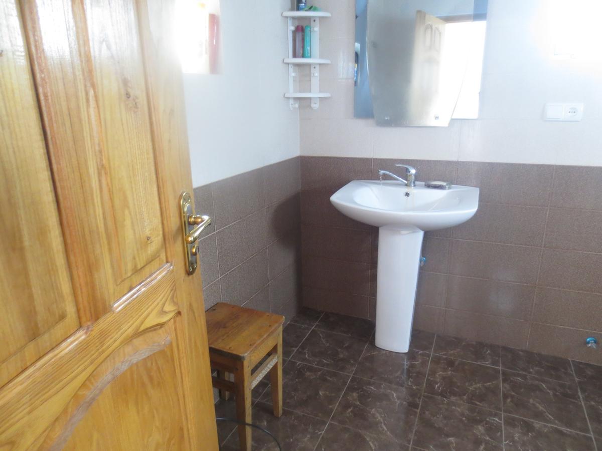 Irma Beso & Aleko Khergianis Guesthouse Mestia Buitenkant foto
